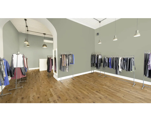 Interiér obchodu s oblečením s věšáky a dřevěnou podlahou