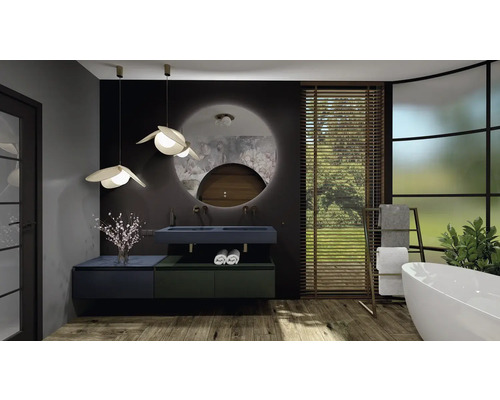 Koupelna s dvojitým umyvadlem, zrcadlem, stropními svítidly, vanou a držákem na ručníky