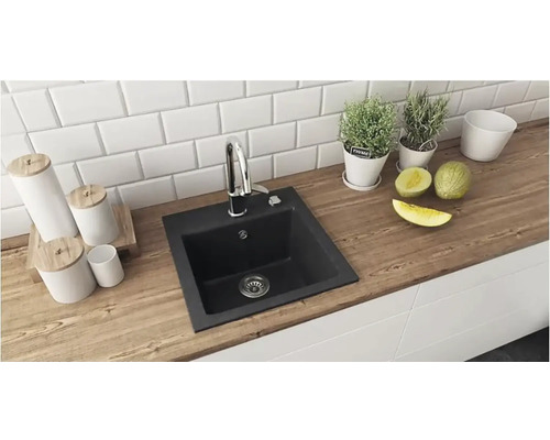 Granitový kuchyňský dřez s baterií na pracovní desce