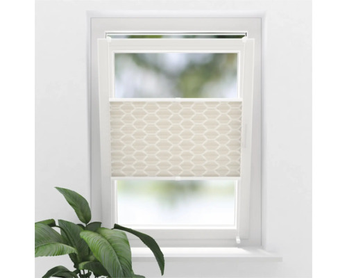 Okno s béžovou skládanou roletou a geometrickým vzorem