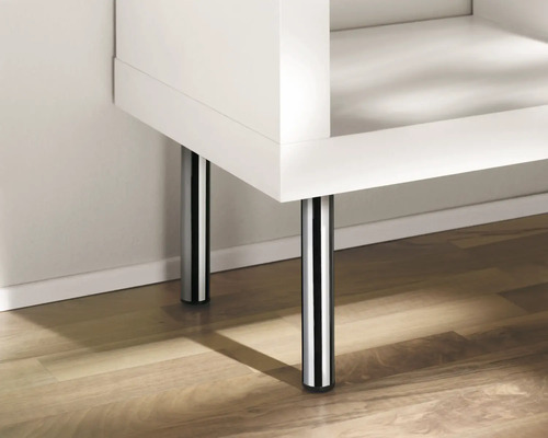 Bílý kus nábytku se dvěma chromovými nohami na dřevěné podlaze