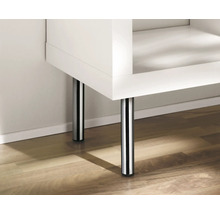 Detailní pohled na bílý nábytek s chromovanýma nohama na dřevěné podlaze