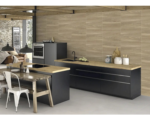 Moderní kuchyně s černými skříňkami, dřevěnými pracovními deskami a obkladem stěn s dekorem dřeva