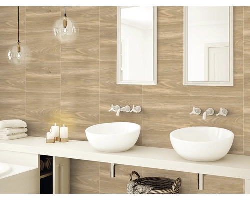 Koupelna s obklady se vzhledem dřeva na stěnách a podlaze, umyvadlová skříňka se dvěma umyvadly na desku a zrcadlo