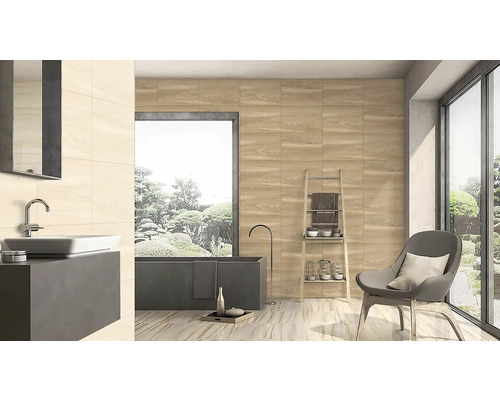 Světlá koupelna s obklady imitujícími dřevo, vanou, umyvadlem a židlí