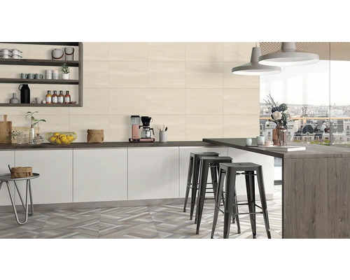 Světlá kuchyně s bílými kuchyňskými skříňkami, dlaždicemi s dřevěným vzhledem a barovými stoličkami.