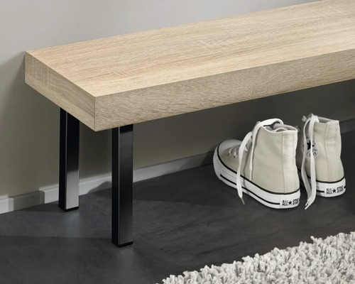 Lavice z dřeva s kovovýma nohama a botami