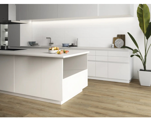 Světlá kuchyně s ostrůvkem, bílými skříňkami a dřevěnou podlahou