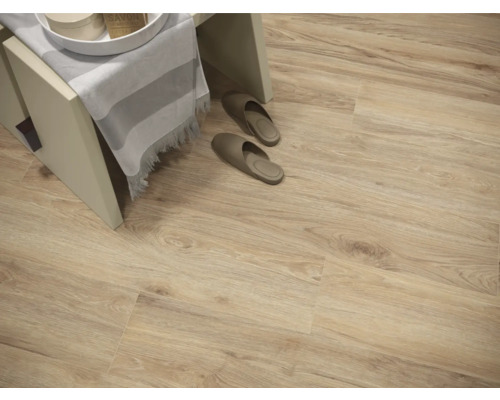 Položené podlahové dlaždice s dřevěným vzhledem s koupelnovou stoličkou a pantoflemi