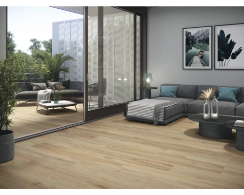 Světlá dřevěná podlaha spojuje interiér a exteriér s obývacím pokojem, terasou a zahradním nábytkem