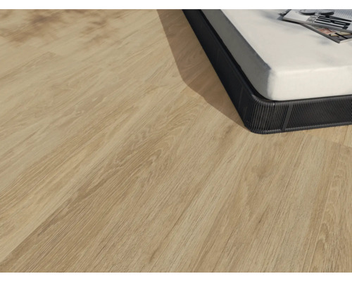 Detail místnosti se světlou dřevěnou podlahou