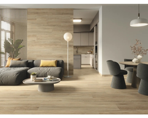 Obývací pokoj s podlahovými dlaždicemi se vzhledem dřeva, pohovkou, stolem a jídelním koutem.