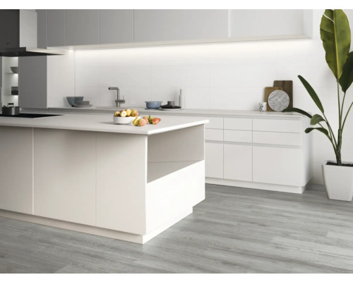 Světlá kuchyně s kuchyňským ostrovem, dřezem a rostlinou v květináči