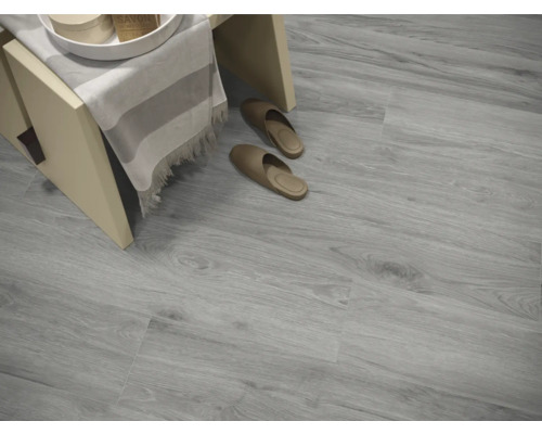 Světlá vinylová podlaha se vzhledem dřeva se sedadlem a pantoflemi
