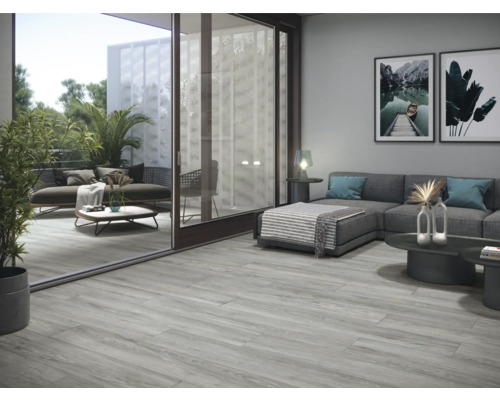 Obývací pokoj se šedou dlažbou s dřevěným vzhledem a přístupem na balkon