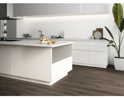 Světlá kuchyně s kuchyňským ostrovem, dřezem a dřevěnou podlahou.