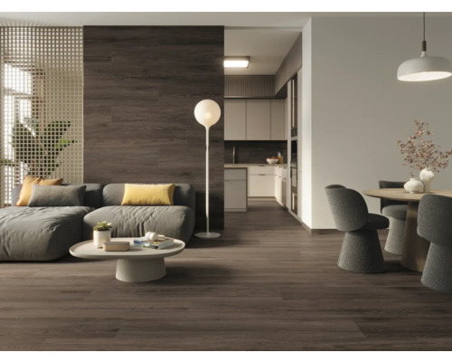 Obývací pokoj s pohovkou, stolem, židlí a dřevěnou podlahou