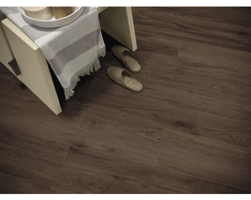 Interiérová fotografie pokoje s laminátovou podlahou se vzhledem dřeva, malou stoličkou a pantoflemi.