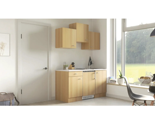 Kuchyně s spodními skříňkami, horními skříňkami, dřezem a oknem