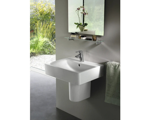 Moderní koupelna s bílým umyvadlem, baterií, zrcadlem a držákem na ručníky.