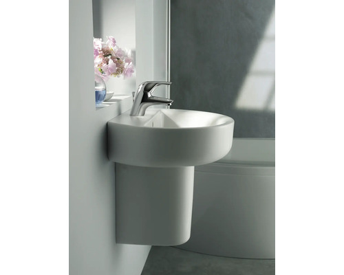 Nástěnné umyvadlo s baterií v koupelně.