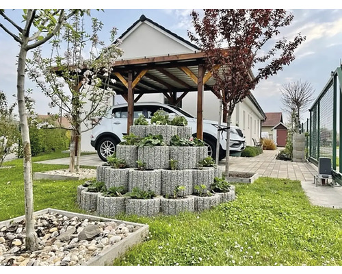 Stupňovitá výsadbová plocha z gabionů s autem v přístřešku pro auto