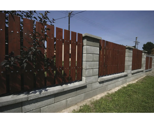 Dřevěný plot s betonovými sloupky a základovými kameny