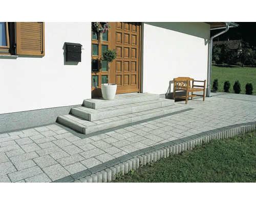 Palisáda Duofix 25 x 9,4 x 6 cm šedá Venkovní fotografie s dlažebními kostkami, schody a obrubníky v zahradě