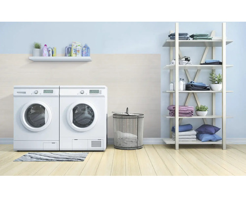 Prádelna s pračkou, sušičkou, regálem a košem na prádlo