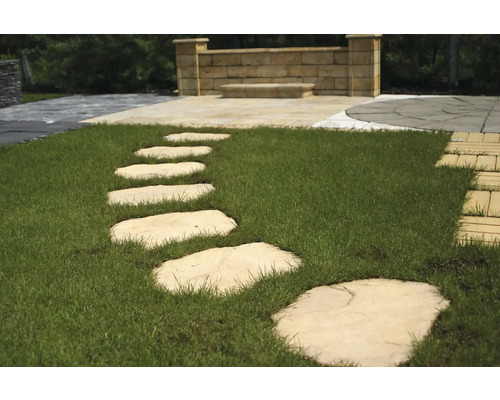 Zahradní krajina s nášlapnými deskami v trávníku