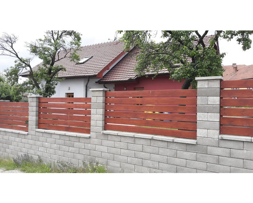 Dřevěný plot s betonovými sloupky a cihlovou zdí