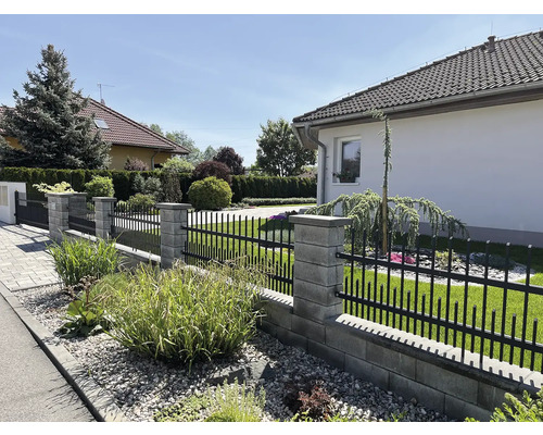 Rodinný dům s plotem z betonu a kovu