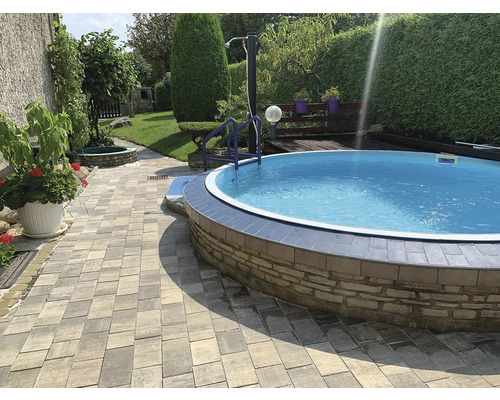 Zahrada s kulatým bazénem, dlážděnou cestou a zelenými plochami