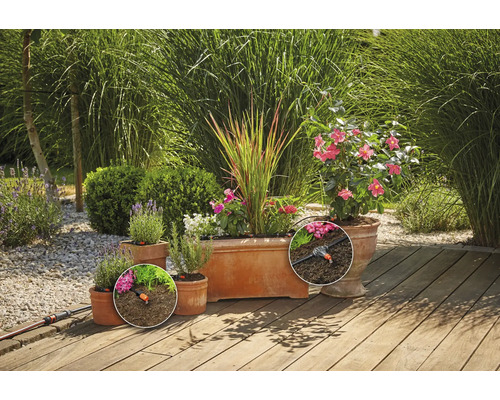 Terasa se systémem zavlažování rostlin a osázené květináče