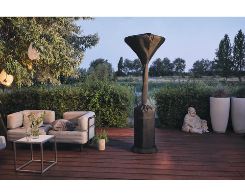 Terasa s posezením a ohřívačem s ochranným krytem.