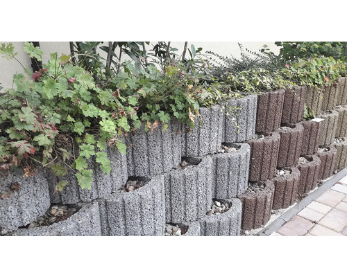 Opěrná zeď z květináčů s výsadbou