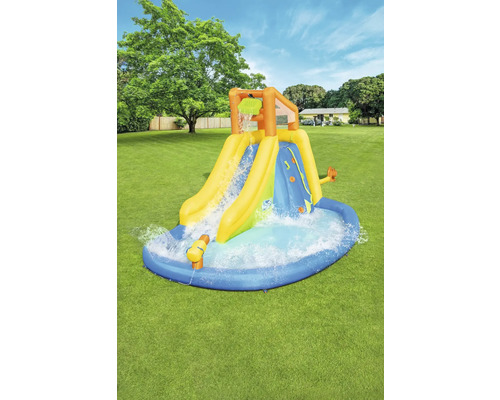 Nafukovací skluzavka s bazénem na zahradě.
