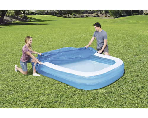 Nafukovací bazén s krytem na zahradě, obsluhovaný dvěma lidmi