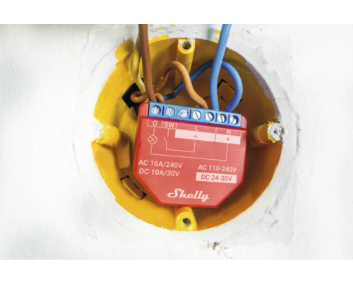 Logo Shelly v žluté zapuštěné krabici s kabely