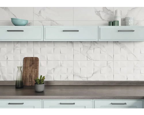 Kuchyňská scéna s obkládačkami, pracovní deskou a skříněmi