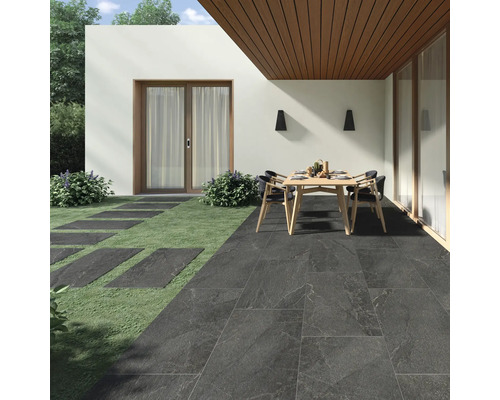 Keramická dlažba Flairstone 120x60x2 cm Canyon Black Terasa s podlahovými dlaždicemi, zahradním stolem a zahradními židlemi