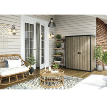 Terasa se zahradním domkem, ratanovým posezením a dekorací