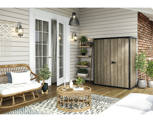 Terasa se zahradním domkem, ratanovým posezením a dekorací