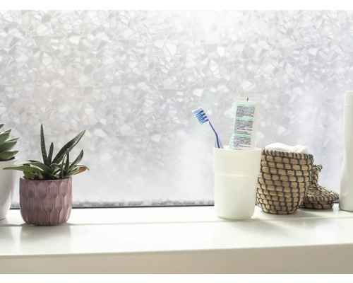 Dekorační fólie na okenním parapetu s rostlinami a koupelnovými potřebami