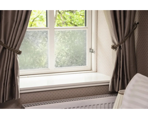 Pohled na okno s fólií na ochranu soukromí a závěsy pro větší soukromí a dekoraci