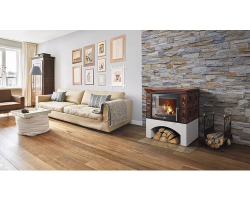 Obývací pokoj s pohovkou, krbem a kamennou zdí pro útulnou atmosféru