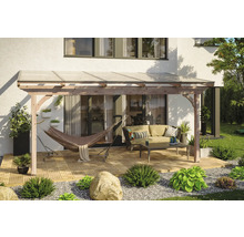 Dřevěná pergola s průhlednou střechou, houpací síť a posezení v zahradě