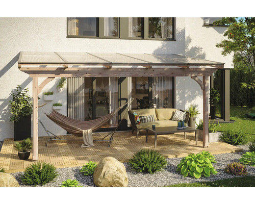 Dřevěná pergola s průhlednou střechou, houpací síť a posezení v zahradě