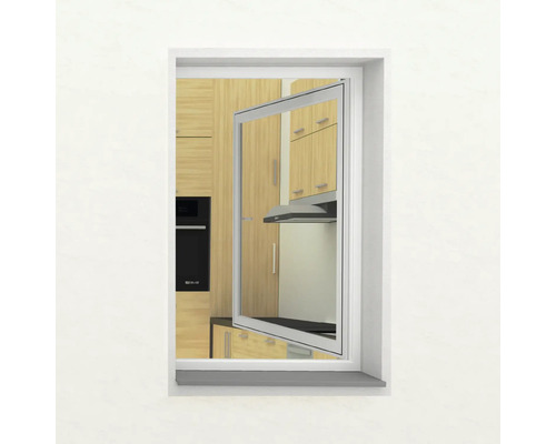 Okno se sítí proti hmyzu a výhledem do kuchyně