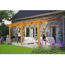 Dřevěná pergola s průhlednou střechou na terase se zahradním nábytkem